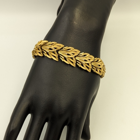 Beautiful Vintage Brushed Gold Tone Crown Trifari Leaf motifs 7" long Bracelet - Picture 2 of 9